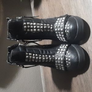 High heel tennis shoe